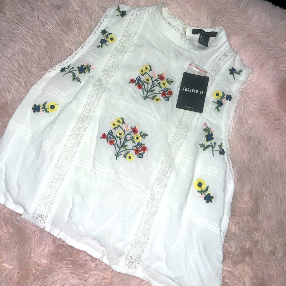 Flower white sleeveless top.